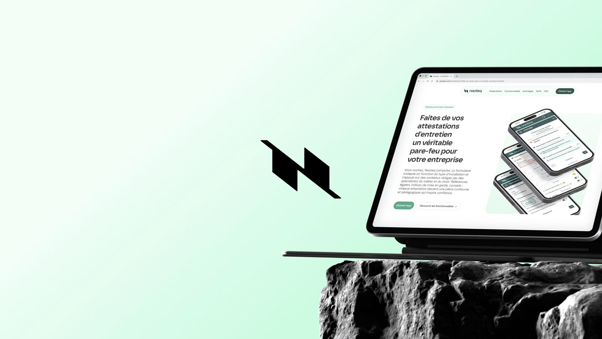 Tablette posée sur un rocher, affichant la page d'accueil du site Naoteq consacrée aux attestations d'entretien.